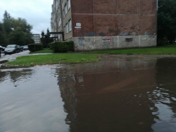 Rudeniški lietūs skandina miestą