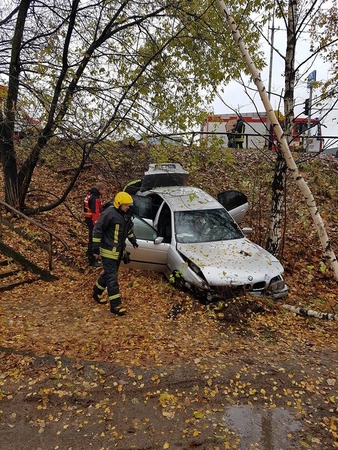 Vilniuje BMW nulėkė nuo kelio ir kliudė stulpą