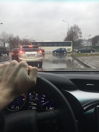 Jonavos gatvėje eismą paralyžiavo autobuso ir "Toyota" avarija