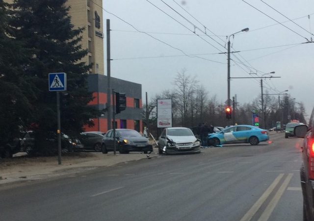 Į avariją Vilijampolėje pakliuvo ir taksi automobilis