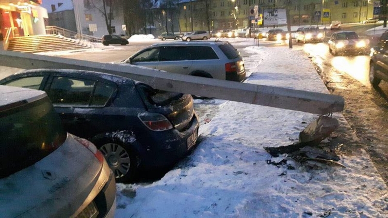 Petrašiūnuose – avarija: rėžėsi į stulpą, o šis užvirto ant kitos mašinos 