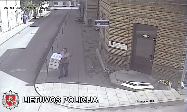 Atėjo masažo, išsinešė garso kolonėlę (padėkite atpažinti vagį)
