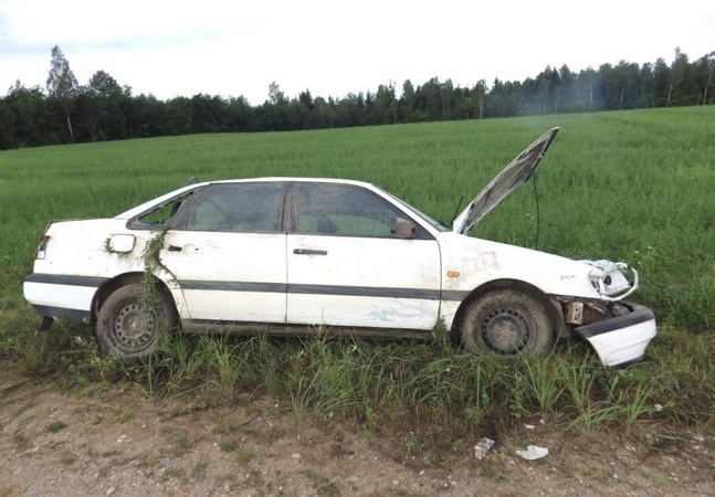 Telšių rajone apsivertus automobiliui žuvo žmogus