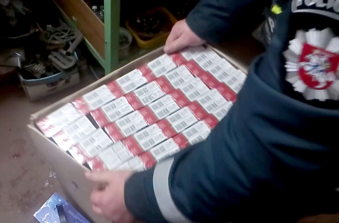 Raudondvariečio garaže – cigaretės, degalai ir alkoholis iš Rusijos