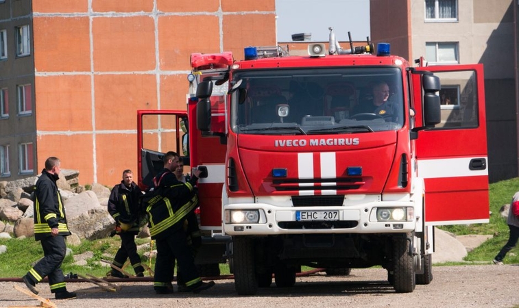 Ugniagesiai skubėjo į bažnyčią
