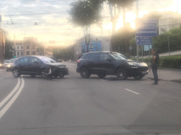 Kauno centre gatvės nepasidalijo „Citroen“ ir „Porsche“