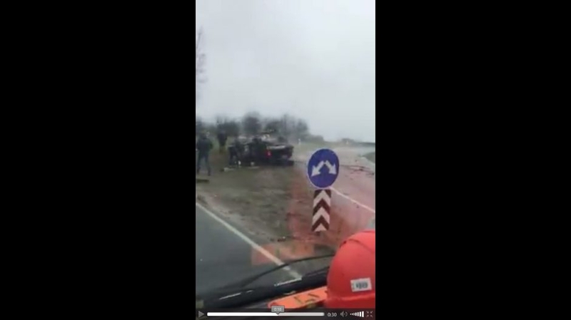 Ties Kalote BMW vertėsi ant stogo
