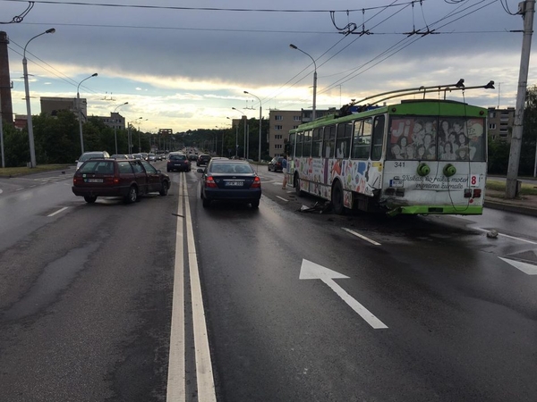Varnių gatvėje susidūrė troleibusas ir lengvasis automobilis