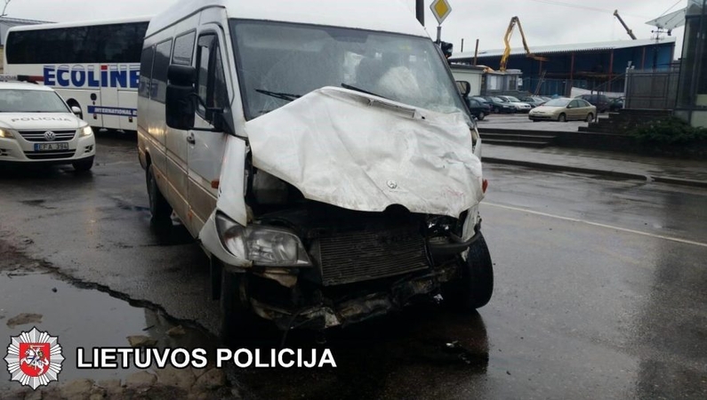Vilniuje susidūrė autobusas ir mikroautobusas, nukentėjo šeši žmonės