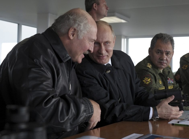 Vladimiras Putinas (dešinėje) ir Aleksandras Lukošenka (kairėje)