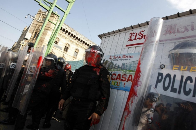 Meksikos sostinėje protestuotojams susirėmus su policija, nukentėjo pusšimtis žmonių