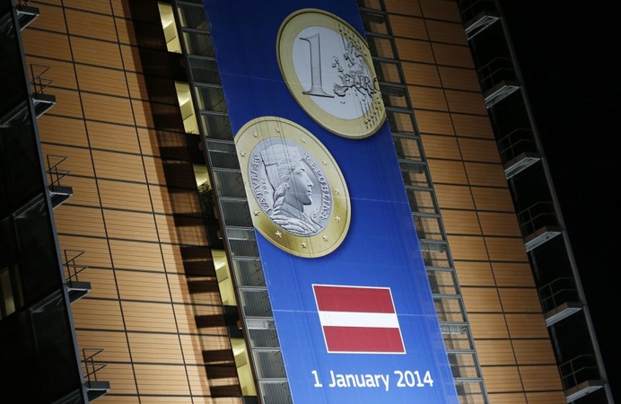 Latvija narystę euro zonoje pasitinka su fejerverkais, tačiau be didelio džiugesio