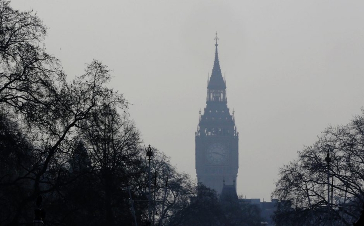 Londoną apgaubus smogui atšaukta apie 100 skrydžių