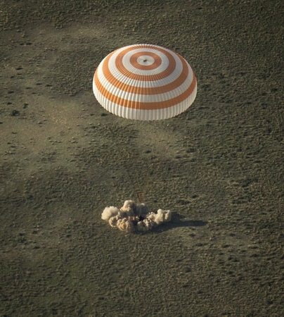 Trys astronautai kapsule „Sojuz“ saugiai sugrįžo į Žemę   