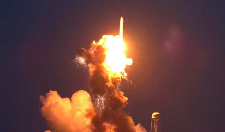 JAV raketa sprogo iškart po starto