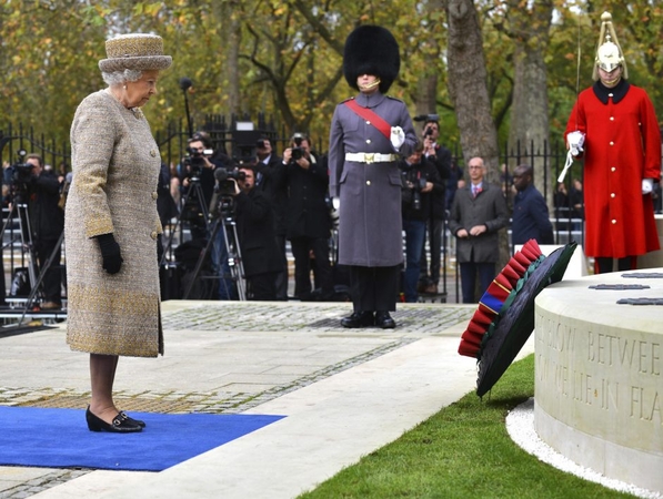 Britų karalienė atidarė Flanderso laukų memorialinį sodą Londone