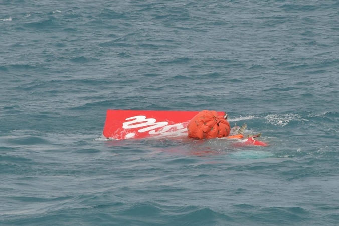 Indonezijoje iškelta į paviršių sudužusio „AirAsia“ lėktuvo uodega
