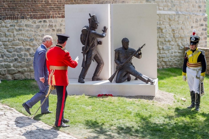 Princas Charlesas atidengė Vaterlo memorialą Belgijoje