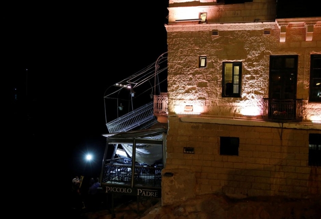 Maltoje sugriuvus restorano balkonui sužeisti aštuoni prancūzų turistai