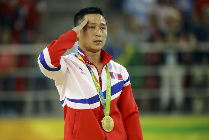 Šiaurės Korėjos vadui auksą veš olimpinis gimnastikos čempionas