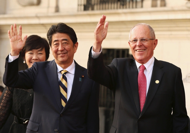 Japonijos premjeras (kairėje) ir Peru prezidentas