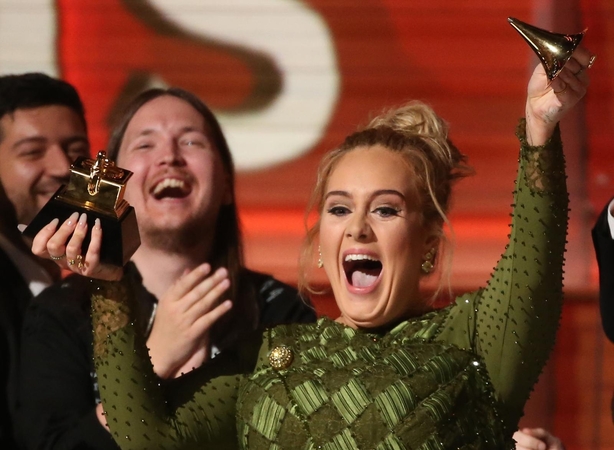 „Grammy“ apdovanojimų ceremonijoje triumfavo Adele