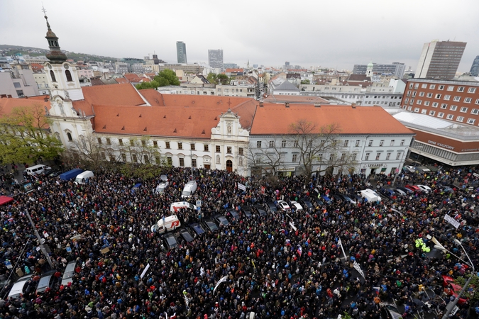 Tūkstančiai jaunų slovakų protestavo prieš korupciją