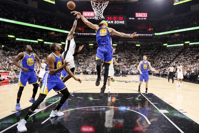 NBA Vakarų konferencijos finale „Warriors“ pranoko „Spurs“
