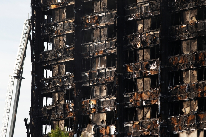 Gaisras Londono daugiabutyje pareikalavo mažiausiai 17 gyvybių