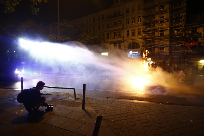 Trečią naktį iš eilės Hamburge įsiplieskė susirėmimai su policija