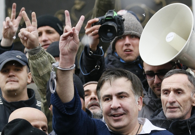 Šalininkų išvaduotas M. Saakašvilis nužygiavo prie parlamento