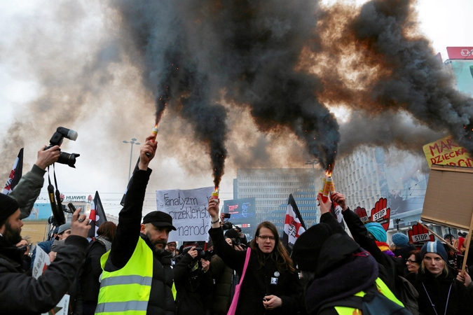 Protestas prieš abortų draudimo įstatymą subūrė tūkstančius lenkų