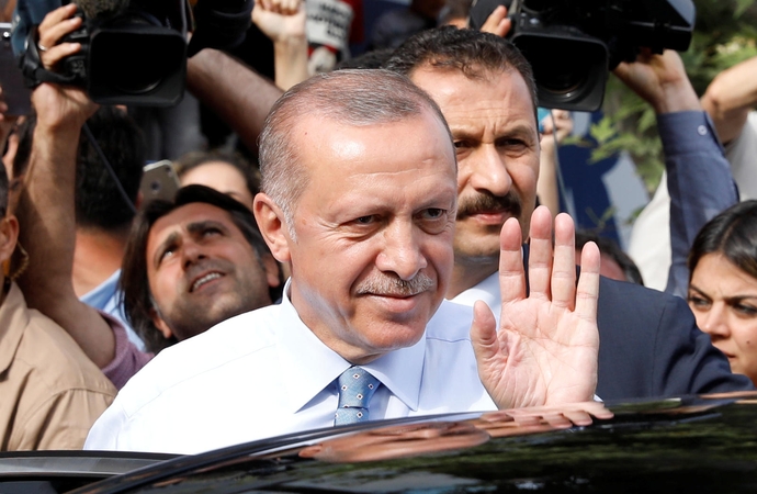 R. T. Erdoganas skelbia pergalę rinkimuose Turkijoje