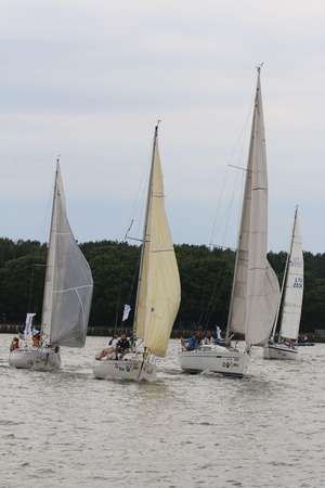 "Kuršių marių regata" startavo ekstremaliomis sąlygomis: plyšo burės, lūžo stiebas