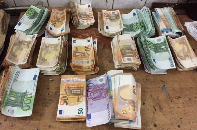Kauno policijos laimikis – mašinoje slėpti 171 tūkst. eurų