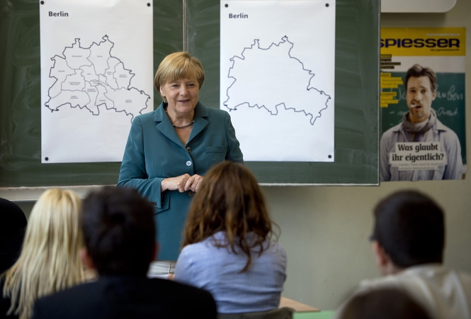 Fizikės diplomą turinti A. Merkel dvyliktokus mokė istorijos