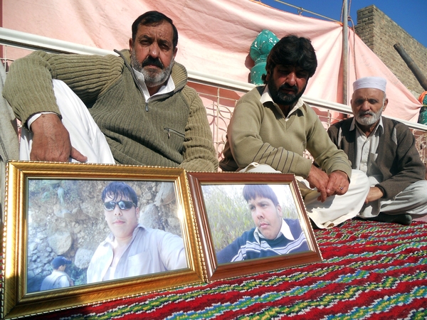 Pakistane mirtininką sprogdintoją mėginęs sustabdyti paauglys po mirties apdovanotas 