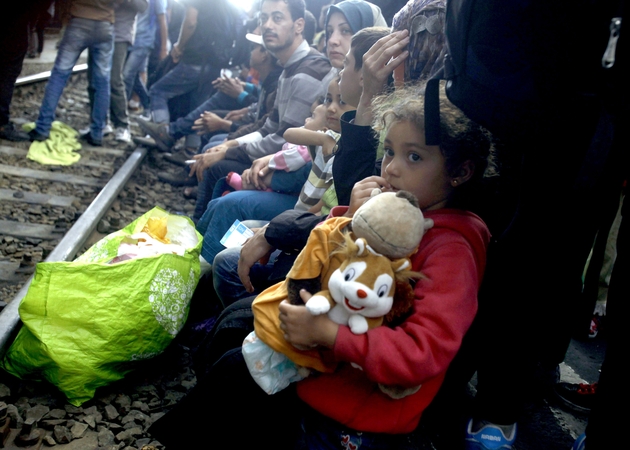 Vengrijoje migrantai atsisako lipti iš traukinio ir keliauti į pabėgėlių stovyklą