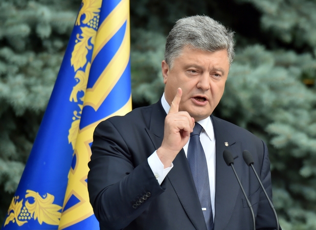 Ukrainos prezidentas P. Porošenka pristatė konstitucijos pataisų projektą