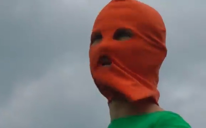 "Pussy Riot" naujame vaizdo klipe užsipuolė Rusijos prezidentą ir naftos pramonę