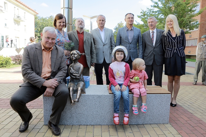 M.Mažvydo alėjoje praeivius džiugins bronzinė mergytė