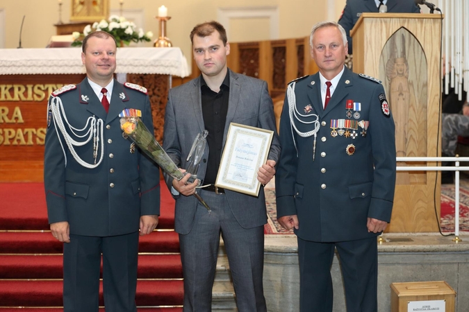 Apdovanotas vyras, kuris gaudydamas vagį šoko į upę