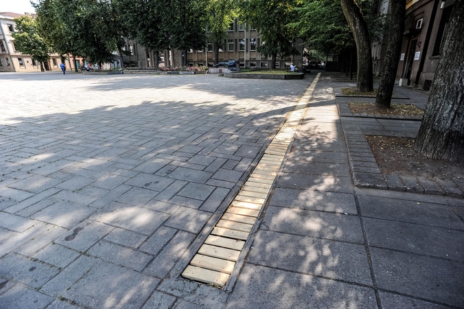 Miesto centre pavogtos metalinės grotelės pakeistos medinėmis