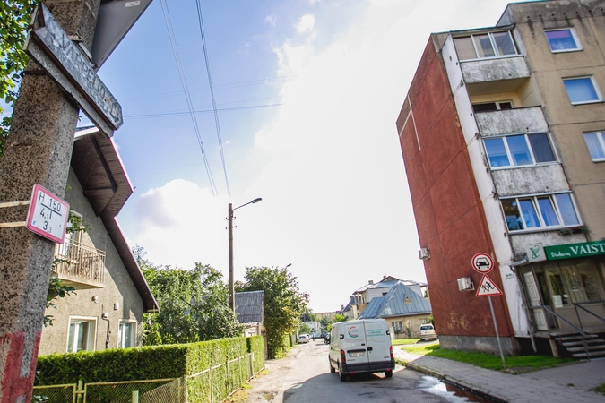 Nuvežti vaiką į darželį trukdo kelio ženklas 