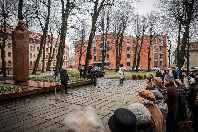 Klaipėdiečiai susibūrė paminėti K. Donelaičio gimtadienį