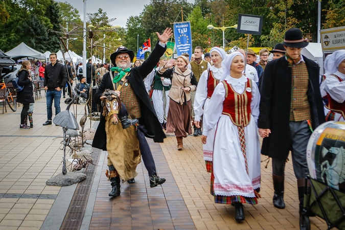 Palanga pražydo ir suskambo tarptautiniu folkloro festivaliu