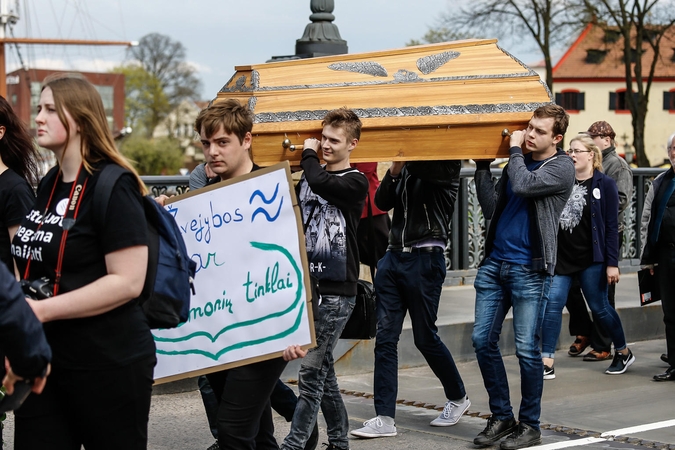 Klaipėdoje – aukštojo mokslo laidotuvių procesija