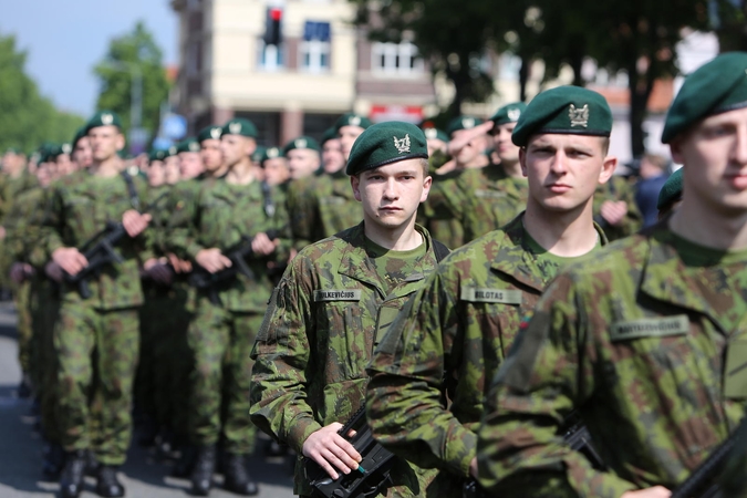 Tarnybą baigiantys pirmieji šauktiniai nustebino ir savo vadą