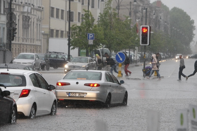 Laivų paradą aptemdė liūtis – pasipylė kruša su didžiuliais ledais