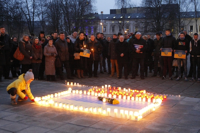 Klaipėdiečiai degino žvakutes Ukrainos palaikymo akcijoje